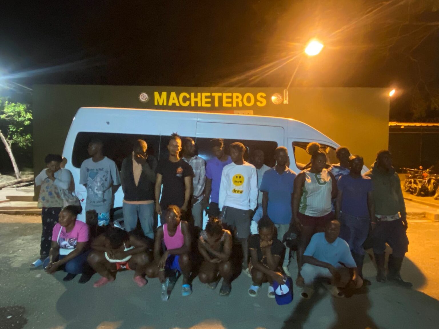 Ejército detiene minibús con 21 haitianos irregulares en Valverde