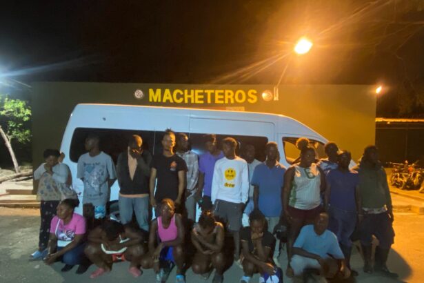 Ejército detiene minibús con 21 haitianos irregulares en Valverde