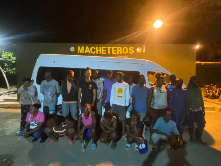 Ejército detiene minibús con 21 haitianos irregulares en Valverde
