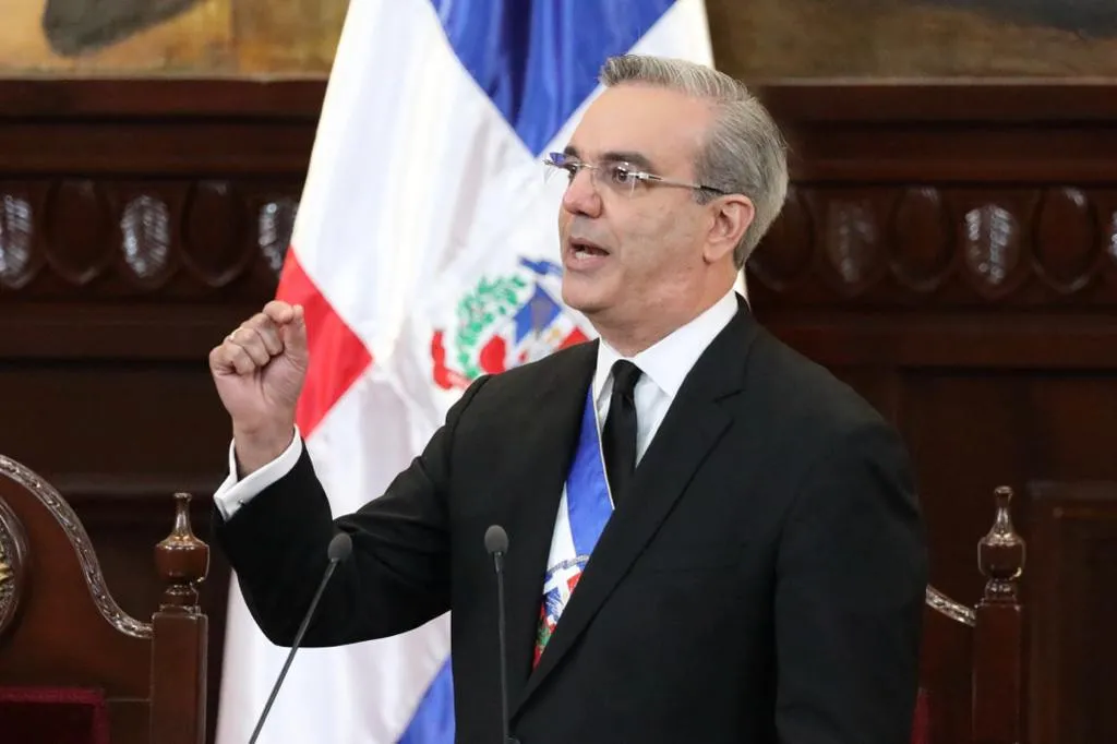 Abinader resalta reducción de deuda y avance social en 2025
