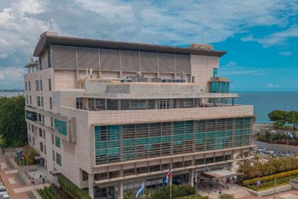 Condenan a ocho por falsificación de documentos en Santiago