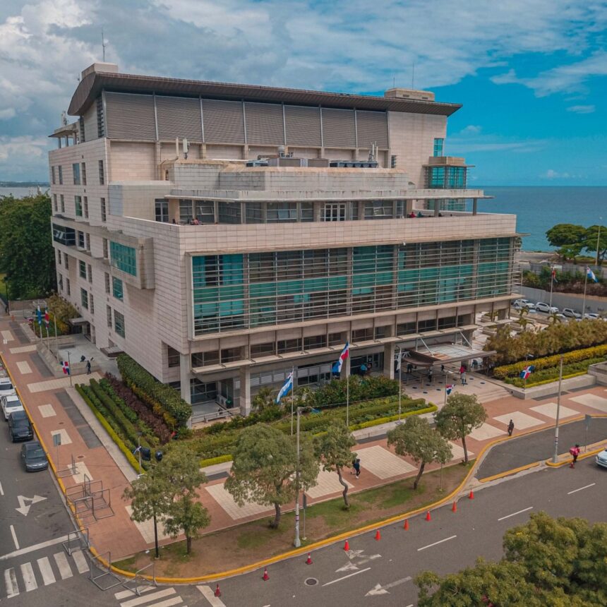 Condenan a ocho por falsificación de documentos en Santiago