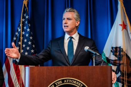 Newsom se perfila como alternativa a Trump en Foro de Davos