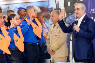 Abinader juramenta 200 nuevos agentes del Cesac en Santo Domingo