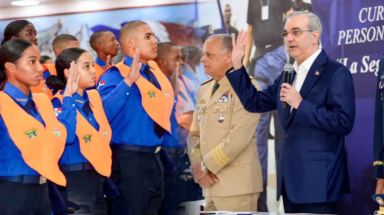 Abinader juramenta 200 nuevos agentes del Cesac en Santo Domingo