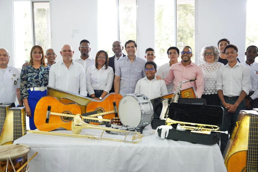 Cultura entrega instrumentos musicales para educación en La Romana