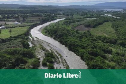 Indrhi interviene río Viajama en Azua para evitar inundaciones