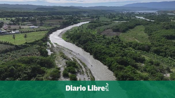 Indrhi interviene río Viajama en Azua para evitar inundaciones