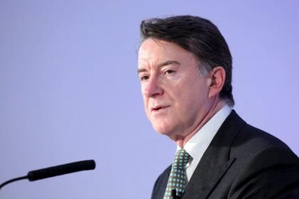 Crece la presión para que Mandelson devuelva indemnización tras caso Epstein