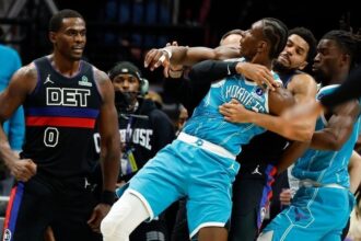 NBA suspende a cuatro jugadores tras pelea entre Pistons y Hornets